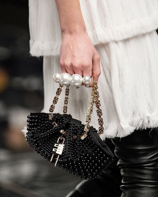 Сумка с жемчугом от Givenchy