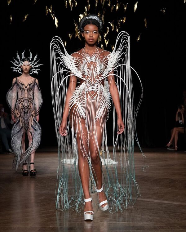 Показ коллекции Iris van Herpen
