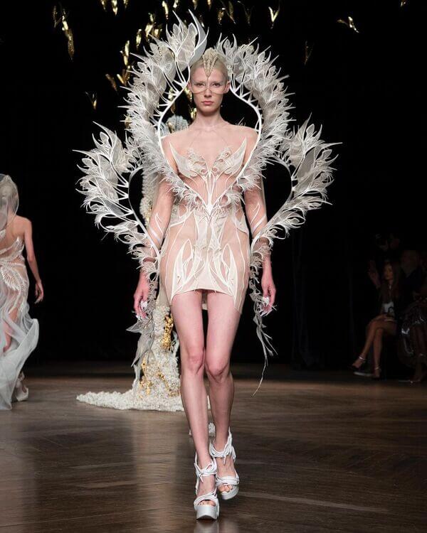 Показ коллекции Iris van Herpen на неделе высокой моды в Париже