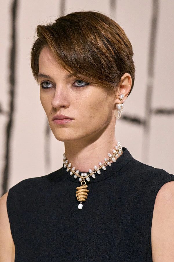 Колье Christian Dior с черной блузой