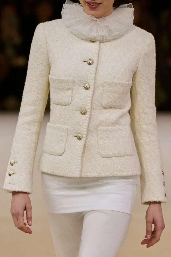 Кремовый твидовый жакет Chanel коллекция весна-лето 2024