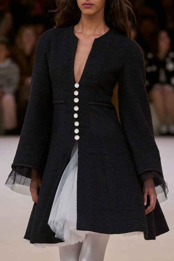 Платье пальто из весенней коллекции Chanel крупный план